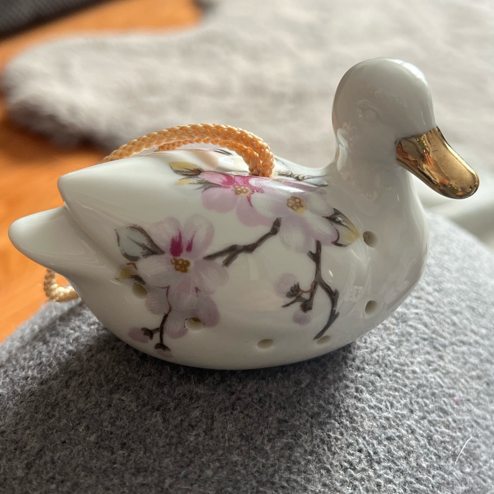 Ceramic White & Gold Decorative Swan Accent Pomander Aromatic Sentence